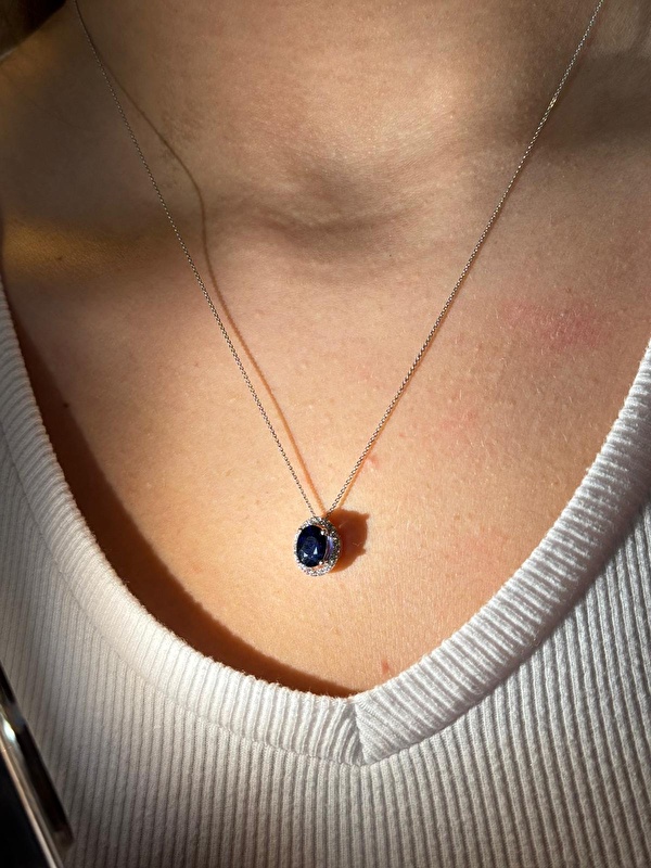 Taşların yerleşimi ve işçiliği beklentimin üstünde. Safir ve pırlanta birleşimi kolyeyi hem özel hem anlamlı kılıyor.