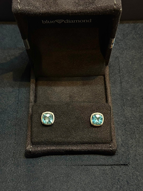 Denedim, kulakta duruşu inanılmaz etkileyici ve zarif. Blue Topaz taşlarının rengi pırlantalarla birleşince çok asil bir görünüm sunuyor.