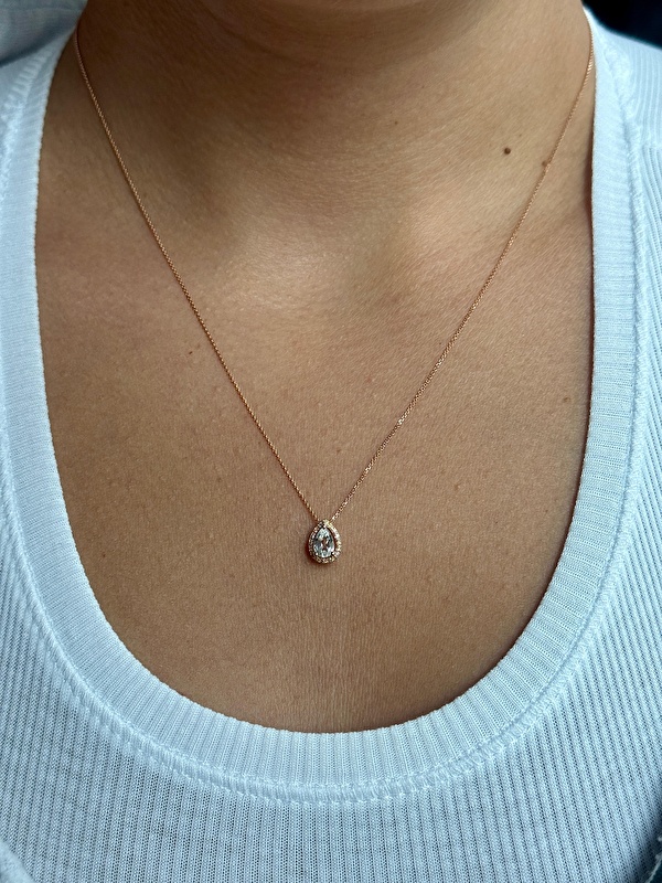 Rengi inanılmaz canlı, topaz taşının ışıltısı pırlantalarla mükemmel bir uyum içinde. Günlük kombinlerimde bile şıklık katıyor.