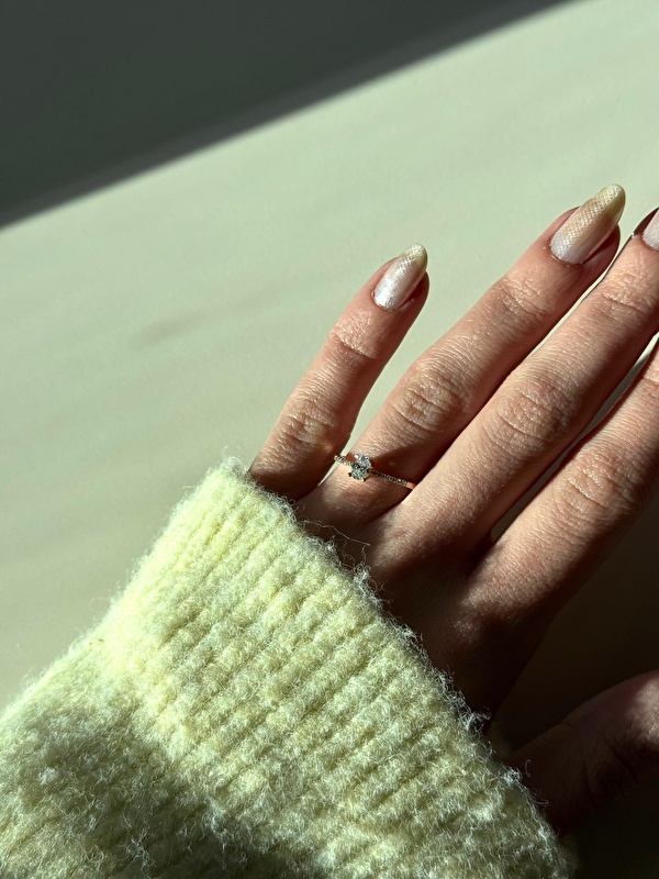 Oval kesimin verdiği zarafet parmakta çok şık duruyor. Pırlantanın ışıltısı kendini hemen hissettiriyor.