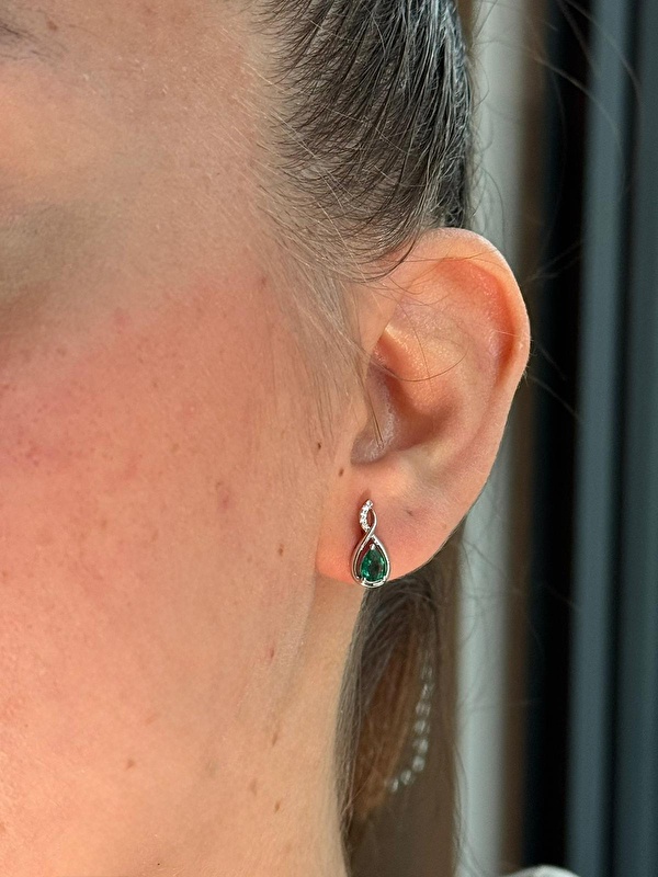 Zümrüt taşları harika bir yeşil tonunda ve pırlantalarla birleşince çok zarif bir ışık yansıtıyor.