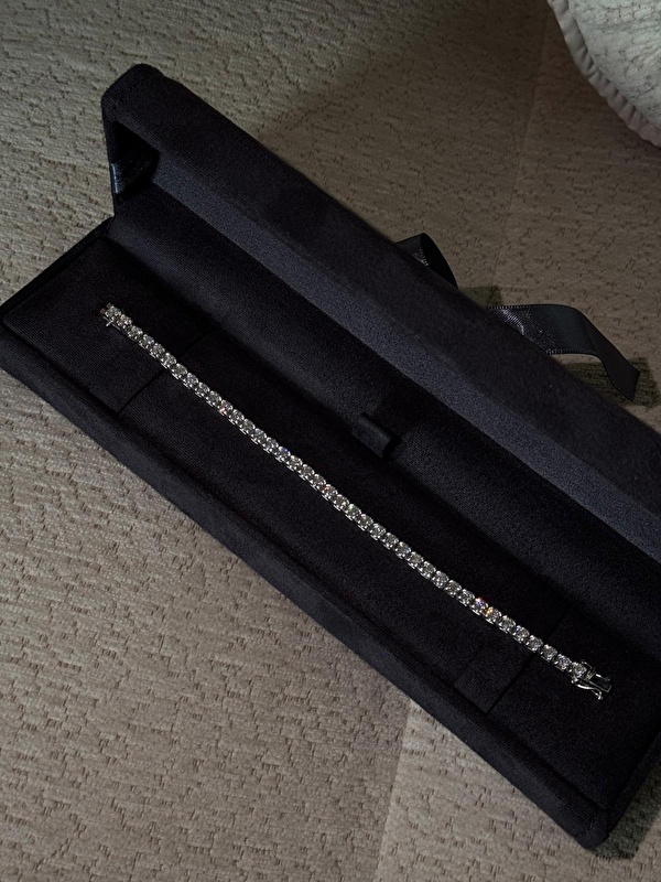 Bu bileklik, takıldığı anda farkını hissettiren özel bir parça. Pırlantaların yoğun parlaklığı şıklığı bambaşka bir seviyeye taşıyor