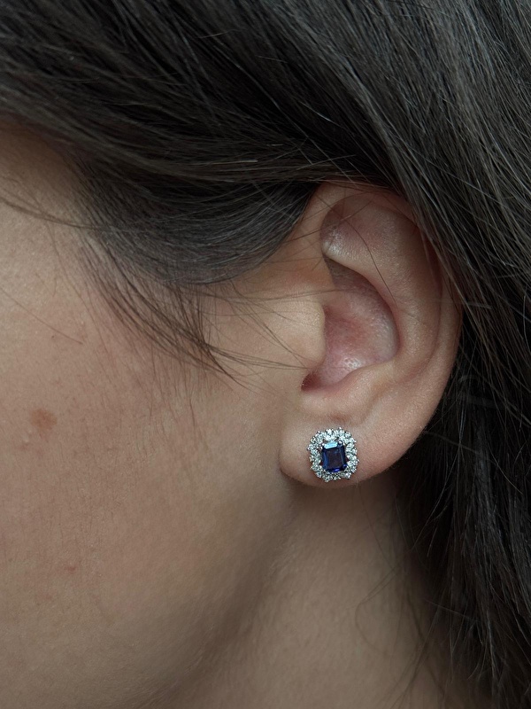 Safir taşlarının rengi muhteşem, pırlantalarla birleşince kulağımda çok zarif duruyor.