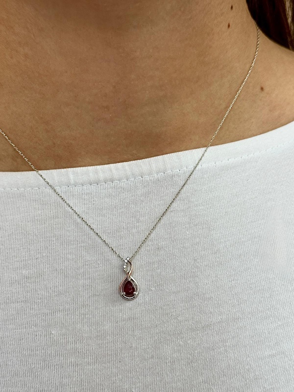 Evlilik yıl dönümü ve Sevgililer Günü için eşim çok zarif bir kolye almış, çok beğendim. İşçilik ve kalite mükemmel. Mücevher için bundan sonra Blue Diamond ilk adresimiz olacak.