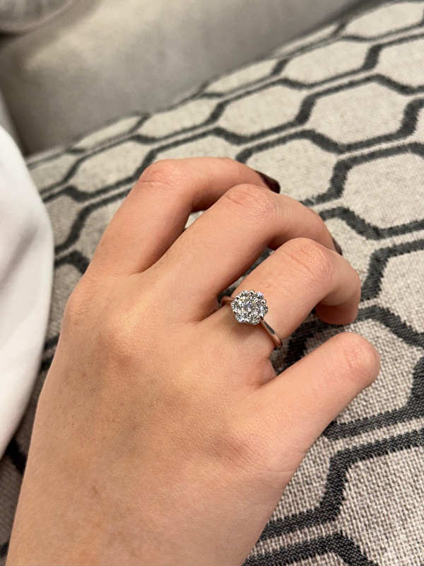 Taşı çok canlı ve parlak, kalitesi kendini belli ediyor. Klasik tektaşlardan farklı, çok özel bir yüzük.