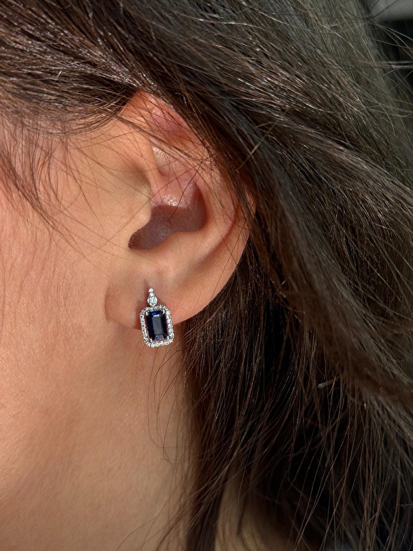 Safirin derin ve asil tonu pırlantanın yoğun ışıltısıyla birleşince küpe kulağa takıldığında gerçekten etkileyici duruyor. Şıklığıyla özel günlerde tüm dikkatleri üzerine çekiyor.