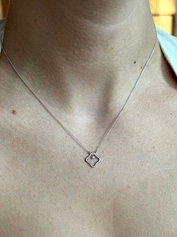 Minimal boyutuna rağmen pırlantası oldukça parlak ve etkileyici. Günlük kullanımda hem şık hem de anlamlı bir aksesuar.