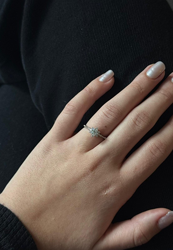 Lotus tasarımı yüzüğe çok zarif bir hava katıyor. Işıltısı tam kararında, parmakta çok şık duruyor.