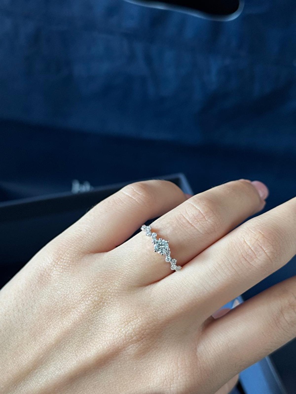 Taşın berraklığı ve işçiliği beklentimin üzerinde. Hem günlük hem özel kullanıma rahatlıkla uyum sağlayan çok şık bir parça.