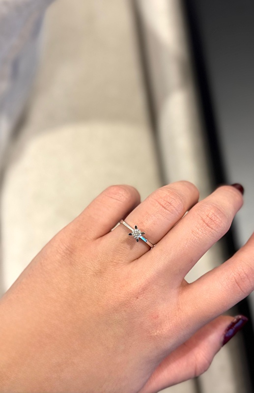 Tektaşın o sade ve saf ışıltısı bu yüzükte çok zarif bir şekilde kendini gösteriyor.