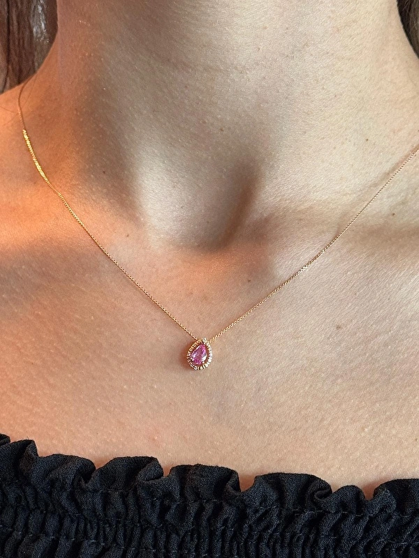Pırlantalar ve pembe safir harika bir uyum yaratmış. Işıltısı her ortamda fark yaratıyor, kesinlikle tavsiye ederim.