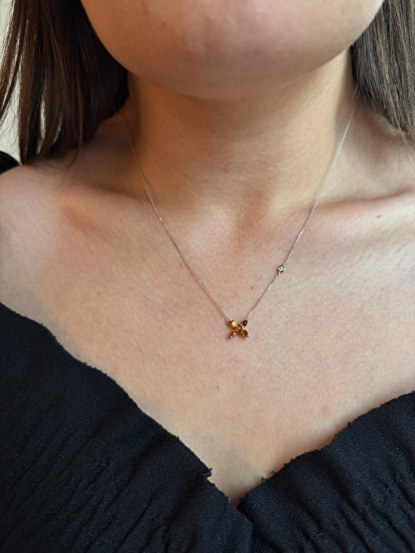 Sitrin taşının bu kadar güzel olacağını tahmin etmezdim! Hem spor hem klasik kombinlerle öyle uyumlu ki, çıkarmadan takıyorum. Blue Diamond yine harika bir iş çıkarmış.