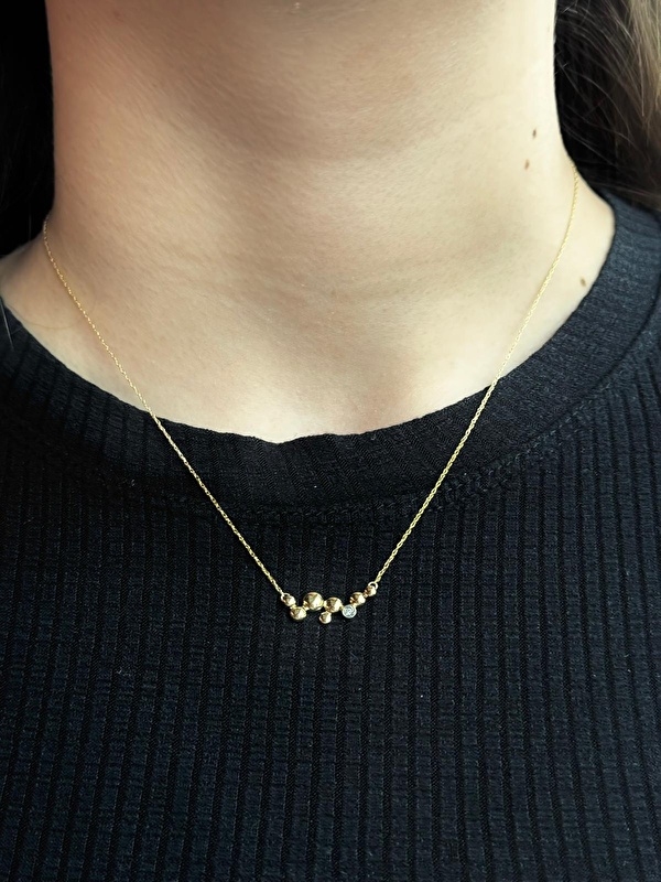 İlk taktığım anda ne kadar tatlı ve şık olduğunu fark ettim. Günlük kullanım için çok hoş bir parça.