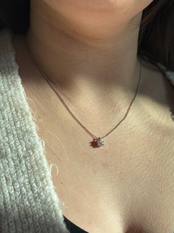 Ne çok iddialı ne de sade, tam kararında bir tektaş kolye.