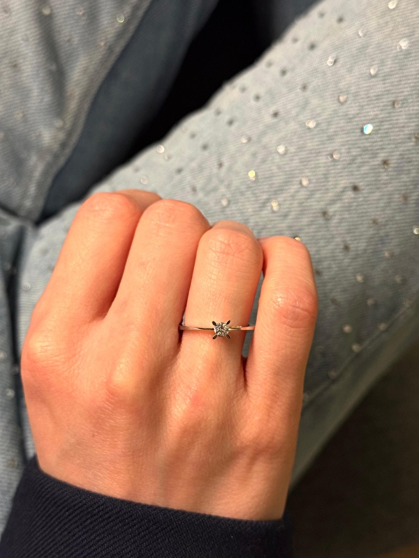 Parmakta dengeli ve temiz bir duruşu var. Denedim ve gerçekten özel hissettiren bir tektaş