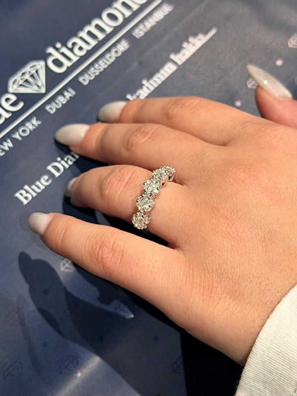 Takınca hem zarif hem de dolu bir görünüm veriyor. Günlük kullanıma da özel günlere de çok yakışıyor