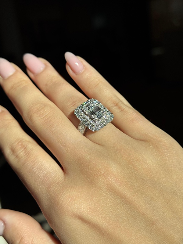 Bu yüzük, zarafeti ve lüksü bir araya getiriyor. Baget pırlantaların parlaklığıyla özel günlerinizde kesinlikle fark yaratacak bir parça.