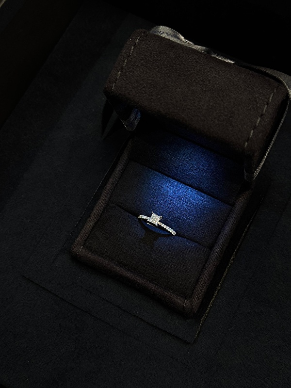 Kare kesim sayesinde ışığı çok güzel yansıtıyor, pırlantası çok canlı. Zarif ama karakterli bir yüzük.