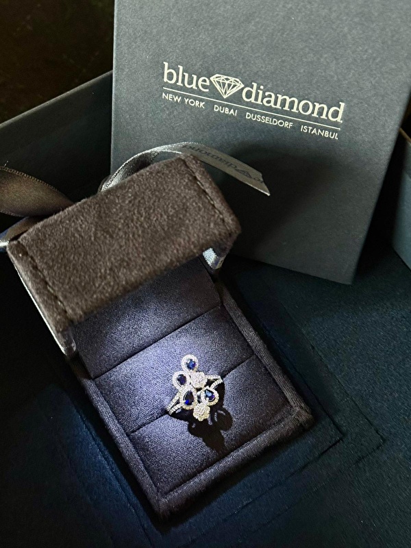 Safirin derin tonu pırlantalarla çevrelendiğinde ortaya çok güçlü bir şıklık çıkıyor. Özel günlerde tüm bakışları üzerine çeken ihtişamlı bir yüzük.