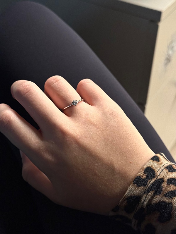 Abartısız bir şıklık sunuyor ama etkisi güçlü. Denedim ve gerçekten çok beğendim