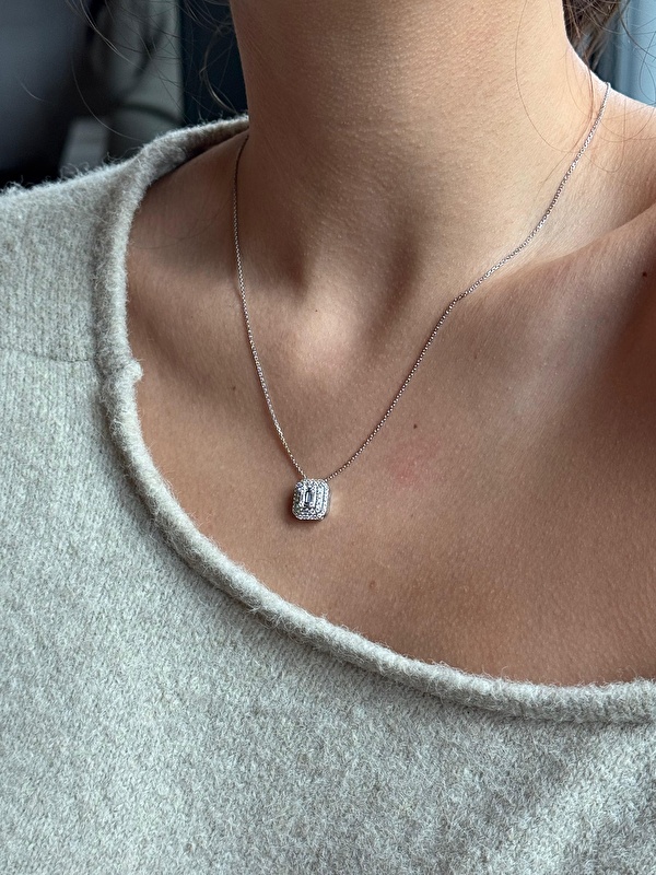 Blue Diamond’un bu özel tasarım baget kolyesi tam anlamıyla büyüleyici! Işıltısı, taş dizilimi, işçiliği… her detayı kusursuz. Setin yüzük ve küpeleriyle birlikte aldım, zarafetin tanımı bu olmalı. Her taktığımda gözler üzerimde