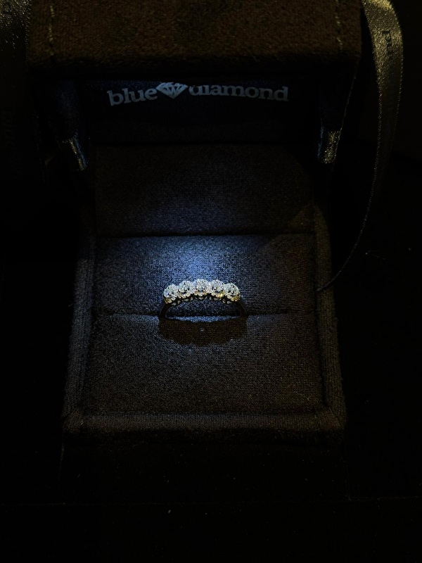 Gerçekten beklediğimden çok daha iyi geldi, çok güzel bir yüzük. Parılparıl parlıyor pırlantam ile birlikte kullanıyorum, tam istediğim gibidurdu. 