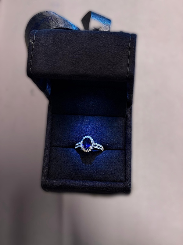 Safirin o derin ve asil mavisi, pırlantayla birleşince yüzükte gerçekten büyüleyici bir etki yaratıyor