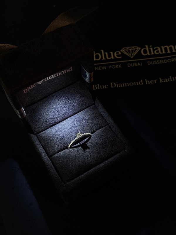 İlk taktığım anda şıklığını hissettim. Günlük ve özel kombinlerle çok uyumlu bir model.