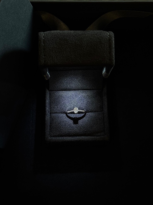 Taşın berraklığı ve işçiliği beklentimi aştı. Oval kesim tasarım, yüzüğe sofistike ve modern bir dokunuş katıyor.