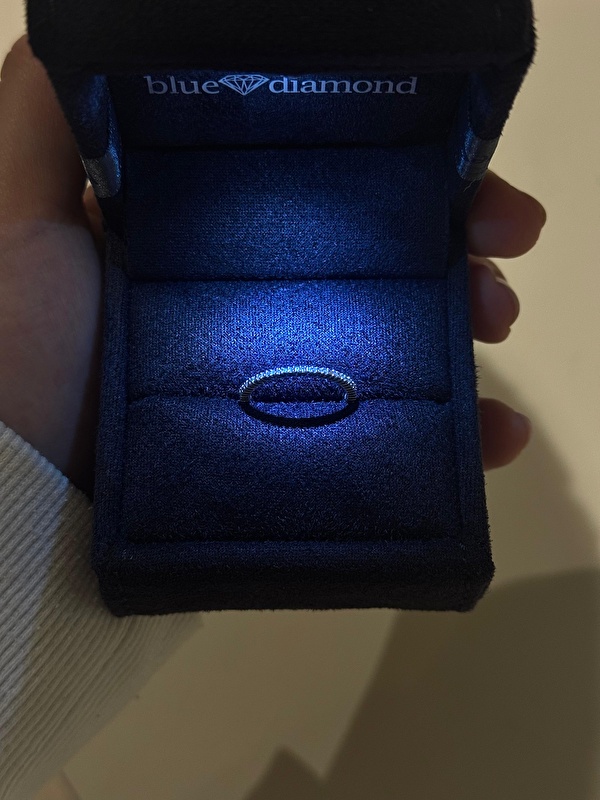 Yüzük, parmağa takıldığında zarif ve şık bir duruş sergiliyor. Kaliteli işçilik ve dengeli taş yerleşimi her açıdan fark yaratıyor.