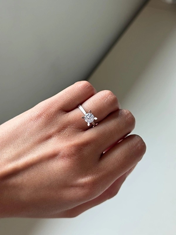 Uzun zamandır hayalini kurduğum tektaş buydu ve sonunda buldum! 1 karatın ışıltısı o kadar güçlü ki, parmağımda adeta bir yıldız gibi parlıyor. Hem zarif hem de oldukça ihtişamlı duruyor.