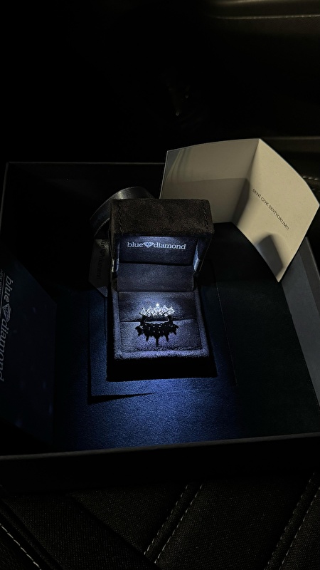 Uzun süredir araştırmalarım sonucu Blue Diamond'tan almaya karar verdim çok şık bir şekilde ışıklı kutuyla teslim edildi tarafıma. Eşime teslim etmeden önce kontrol etmek istedim sonuç şaşırtmadı efsane