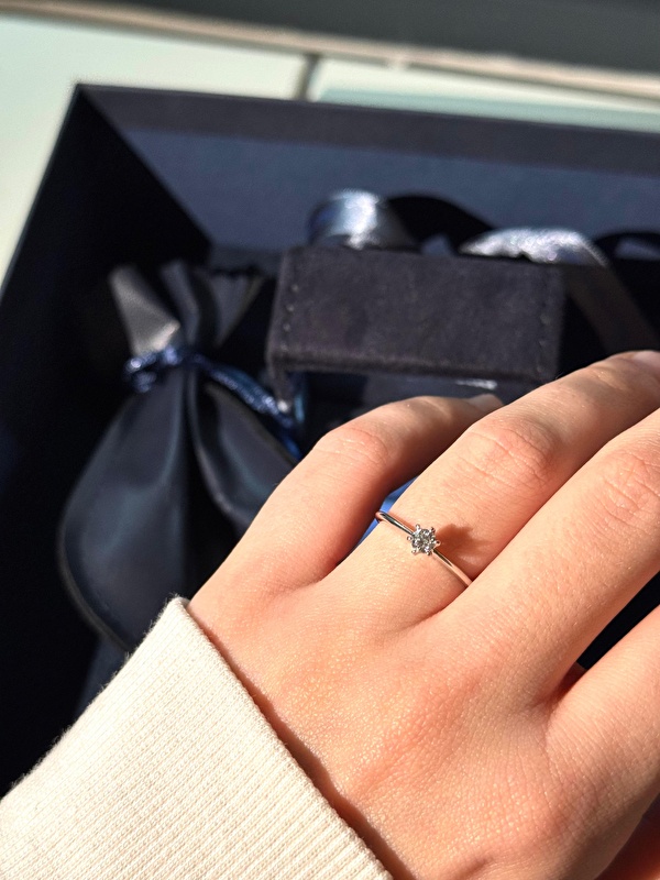 Parmakta dengeli ve zarif bir duruşu var. Denedim ve uzun süre severek takacağımı anladım