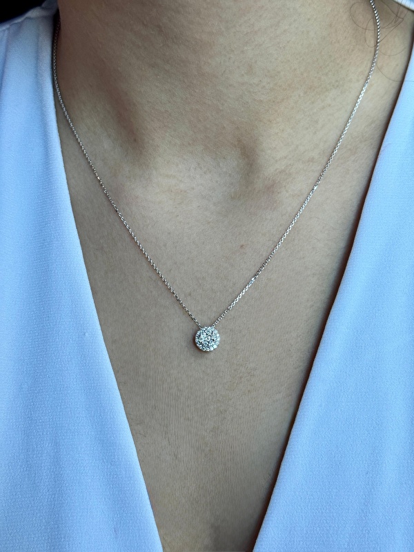 Queen koleksiyonundan bu pırlanta kolyeyi görünce bayıldım! Kutusu, sunumu, ışıltısı… her detayı mükemmel. Gündüz sade bir gömlekle, akşam ise şık bir elbiseyle harika duruyor. Gerçekten ‘kraliçe’ ismini hak ediyor.