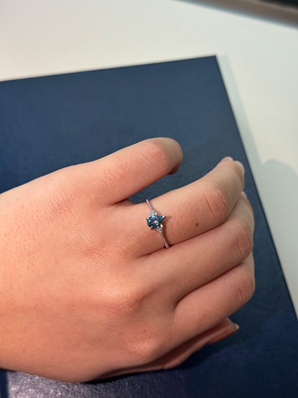 Blue topazın rengi çok ferah, pırlantalarla birleşince parmakta çok şık duruyor.