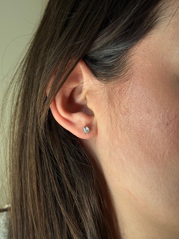 Ne çok iddialı ne de sade, tam kararında bir tektaş küpe.