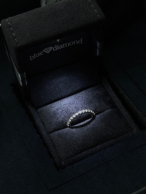 Parmakta sürekli parlayan, göz alan bir duruşu var. Günlük kullanımda bile fark yaratacak kadar iddialı.