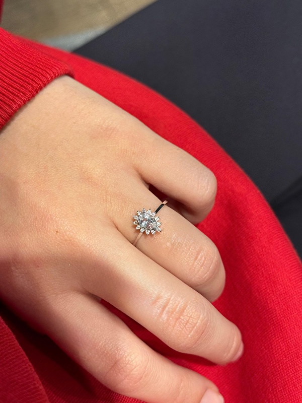 Topazın o ferah rengi pırlantayla buluşunca ortaya çok etkileyici ve güçlü bir duruş çıkıyor