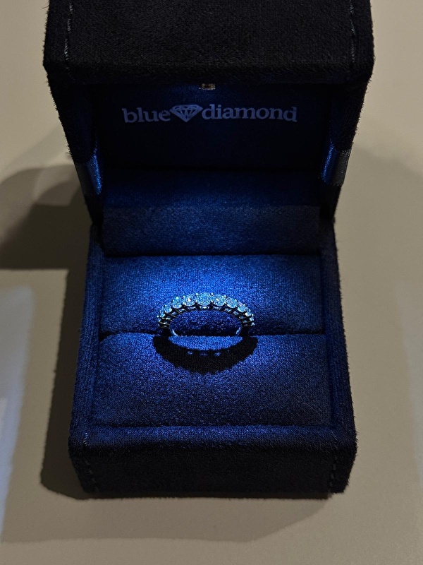 İnternetten yüzük almak konusunda tereddüt etmiştim, ama Blue Diamond kalitesi gerçekten farkını gösteriyor. Fotoğraflardaki gibi harika ve işçiliği çok kaliteli