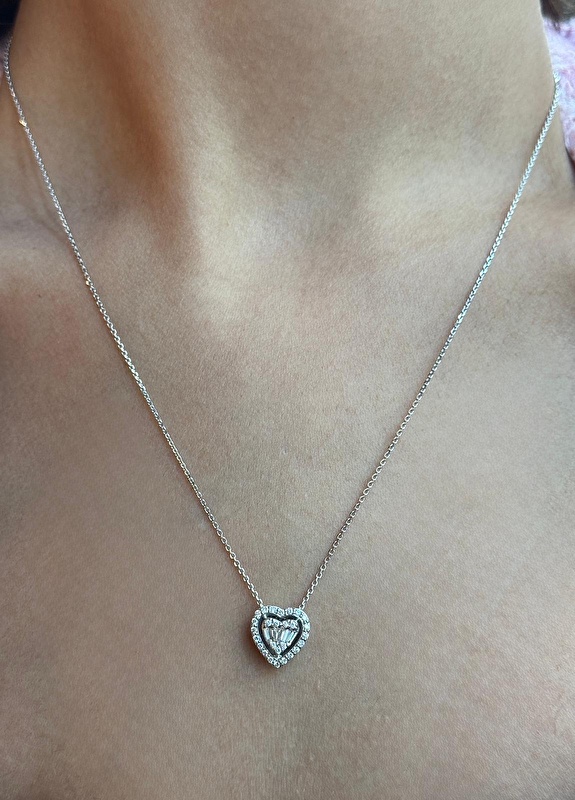 Tasarımına bayıldım! Kalp şeklindeki detay çok zarif ve romantik. Ürün çok kısa sürede ulaştı, kutusu da oldukça özenliydi. Hem kendinize hem de sevdiklerinize hediye etmek için harika bir parça.