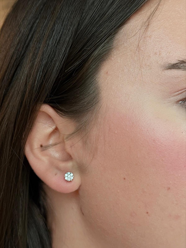 Gerçekten adının hakkını veriyor, tam bir Queen parçası! Küçük ama göz alıcı, her taktığımda ışıltısı dikkat çekiyor. Gündüzden geceye her stile uyum sağlıyor.