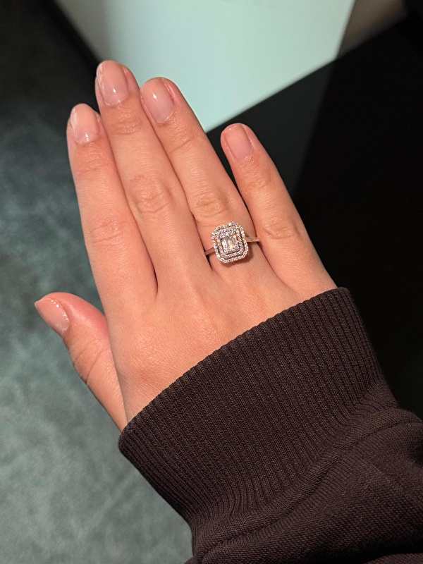 Baget kesimin güçlü parlaklığı özel tasarımla birleşince ortaya gerçekten karakterli bir yüzük çıkmış. Hem günlük şıklıkta hem özel anlarda rahatlıkla tercih edilebilir.