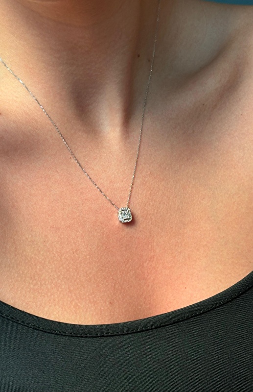Bu kolyeyi doğum günümde kendime aldım. Hem tasarımı hem taşı çok zarif. Özellikle özel günlerde takıyorum, herkes nereden aldığımı soruyor. Blue Diamond farkı gerçekten hissediliyor