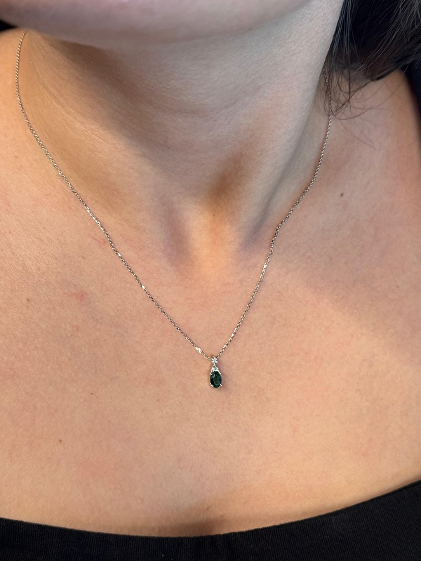 Zümrüdün rengi çok asil, pırlantalarla birleşince boyunda inanılmaz şık duruyor.