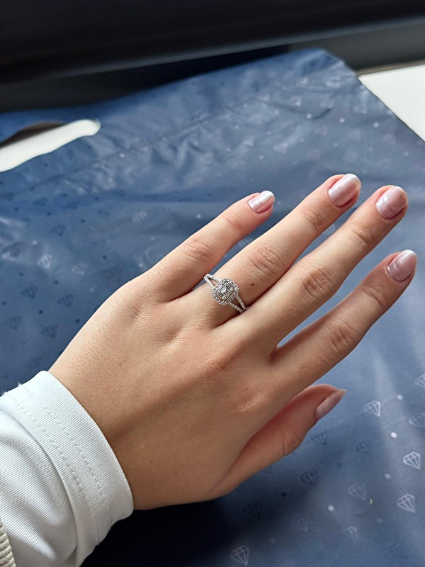 Baget kesimi çok zarif, özel tasarım olması yüzüğü gerçekten farklı kılıyor. Parmakta duruşu inanılmaz şık.