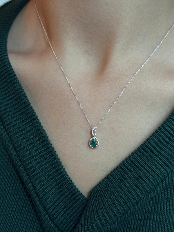 Zümrüt küpesiyle birlikte aldım, ikisi bir arada harika duruyor. Klasik ama modern bir tarzı var, kalitesi çok belli.