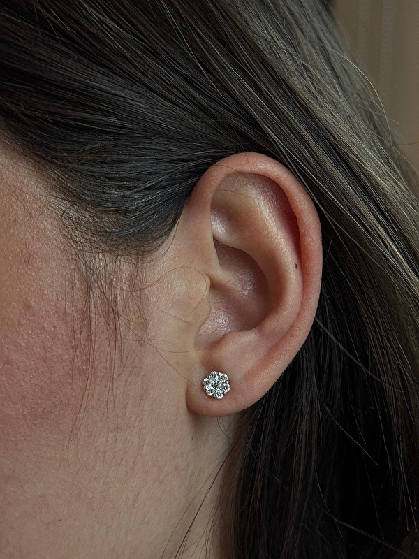 Queen serisinin bu küpesi gerçekten zarif duruyor. Taşların ışıltısı yüzü çok güzel aydınlatıyor, günlükte de özel günde de rahatlıkla kullanıyorum.