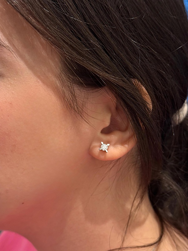 Tektaş küpe denince akla gelen o klasik ama vazgeçilmez şıklık.