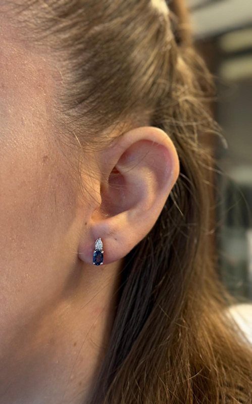 Safirin asil tonu pırlantanın ışıltısıyla birleşince küpe kulağa takıldığında çok zarif ve etkileyici duruyor. Özel günlerde şıklığı tamamlayan güçlü bir parça.