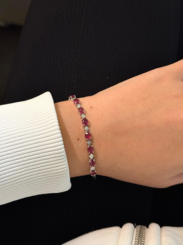 Tek kelimeyle mükemmel.. Kutunun şıklığı, ürünün kalitesi. Bu alışverişten çok memnun kaldım tereddüt etmeden alabilirsiniz.